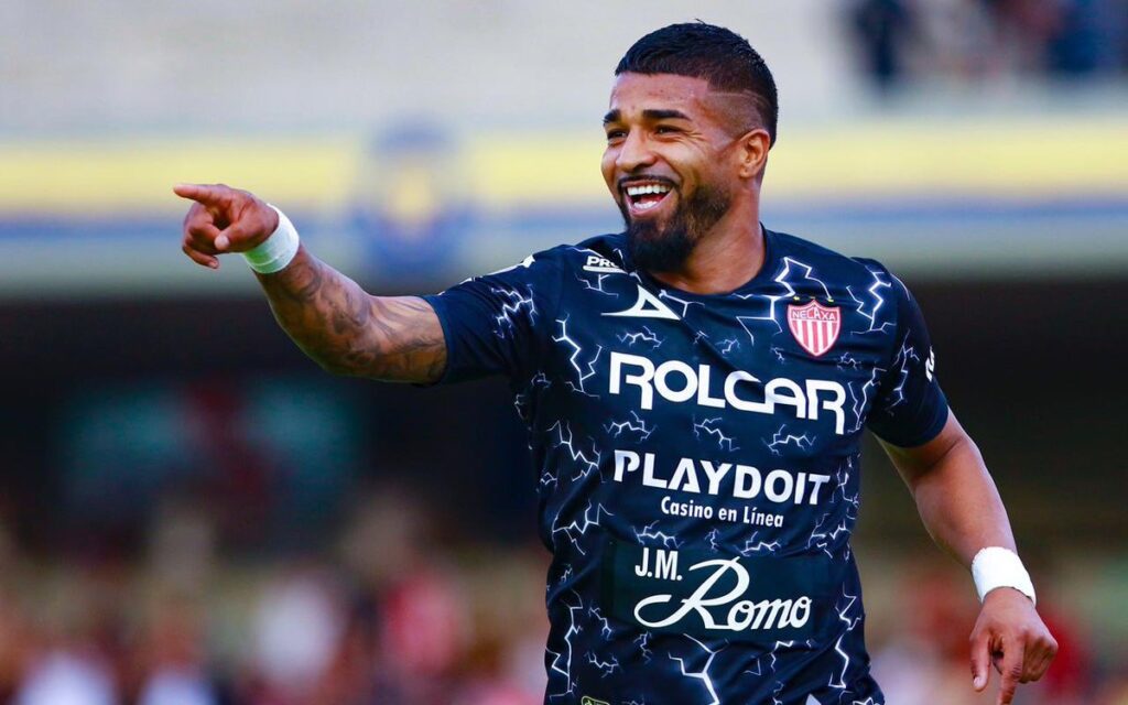 Liga MX: Electrocutan Rayos a Pumas en Ciudad Universitaria | Video