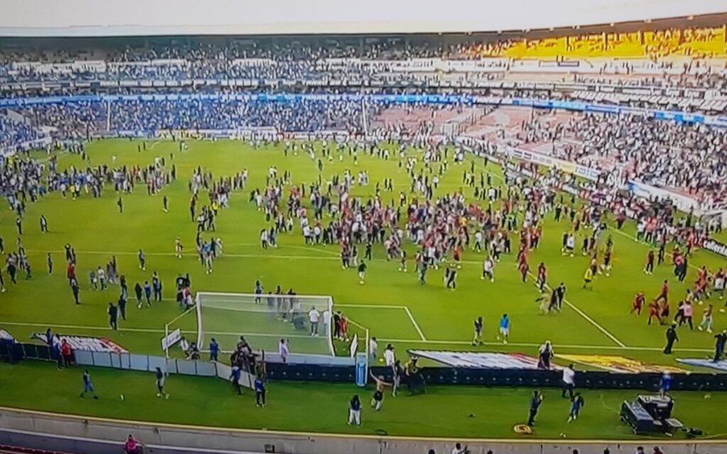 Liga MX: Provoca batalla campal entre barras de Querétaro y Atlas el terror en el Estadio Corregidora | Video