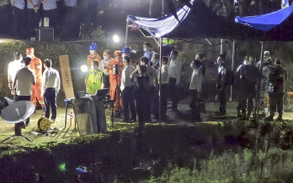 Localizan una de las dos 'cajas negras' del avión de China Eastern Airlines siniestrado en China