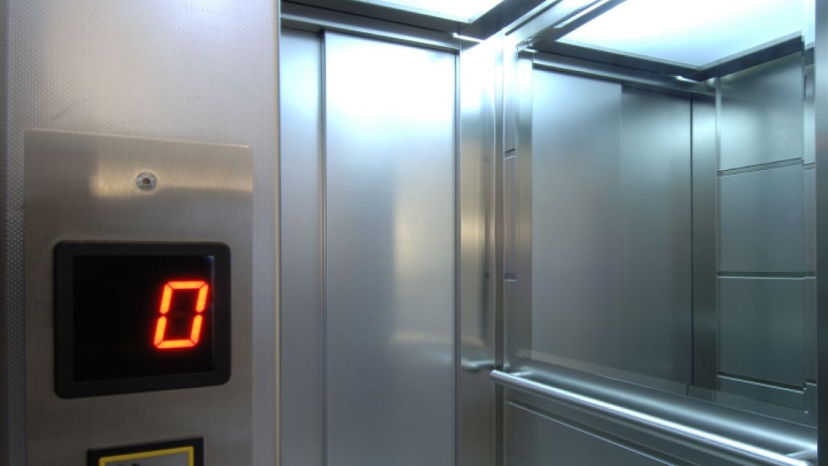 Los 5 consejos de una farmacéutica para no contagiarse de coronavirus en un ascensor