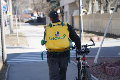 Los que se quedan en Kiev: un repartidor de Glovo y otros vecinos de una capital casi desierta