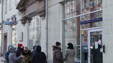 Unos ciudadanos hacían cola a la entrada de un banco, el pasado día 16 en Moscú.