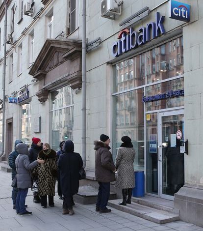 Unos ciudadanos hacían cola a la entrada de un banco, el pasado día 16 en Moscú.