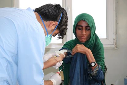 Badro Noor Mohammad es madre de cinco hijos y está siendo tratada por DR-TB junto con su hija Zainabo de siete años en el centro de tratamiento de MSF en Kandahar, Afganistán.