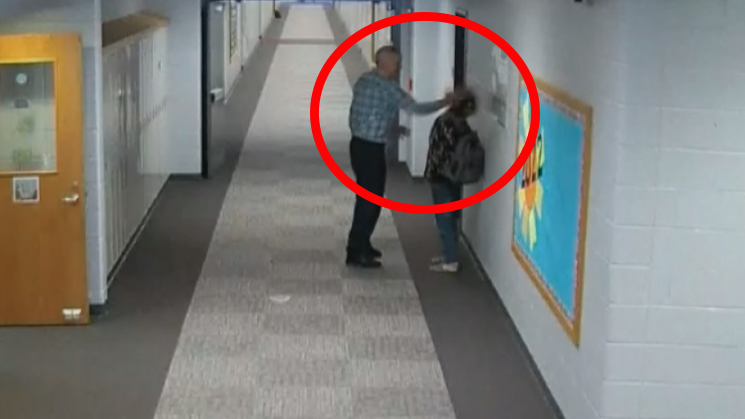 Maestro de Indiana acusado de abofetear a estudiante recibe cargos de agresión