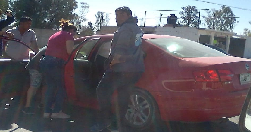 Menor provoca accidente, arrolla auto y se estampa contra pared de Bar La Guitarra, en P. Escobedo