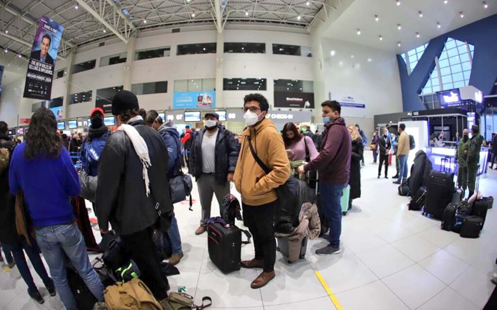 Mexicanos abordan avión de Fuerza Aérea en Rumanía para regresar al país; se suman ucranianos, peruanos y ecuatorianos