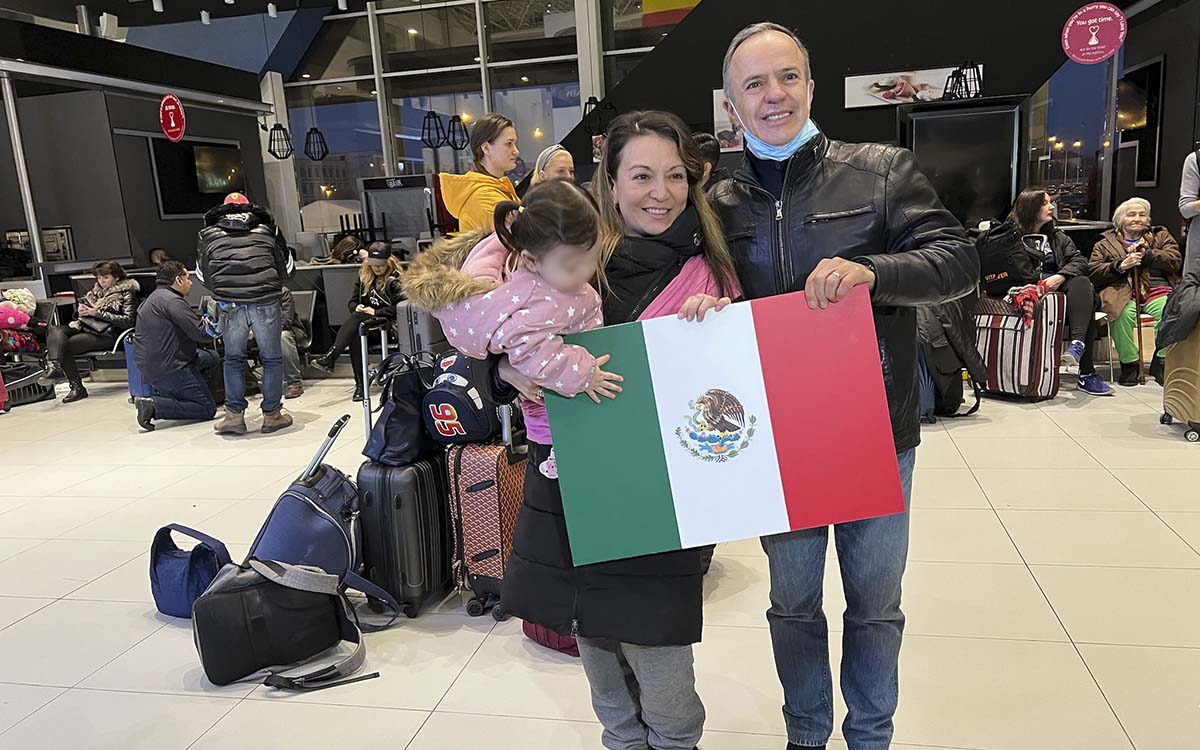 Mexicanos evacuados de Ucrania ofrecen su testimonio antes de abordar vuelo de regreso a México | Videos
