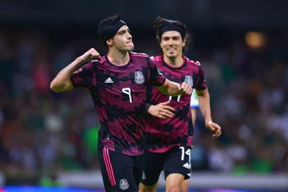 Raúl Jiménez celebra su gol contra El Salvador, en el estadio Azteca.