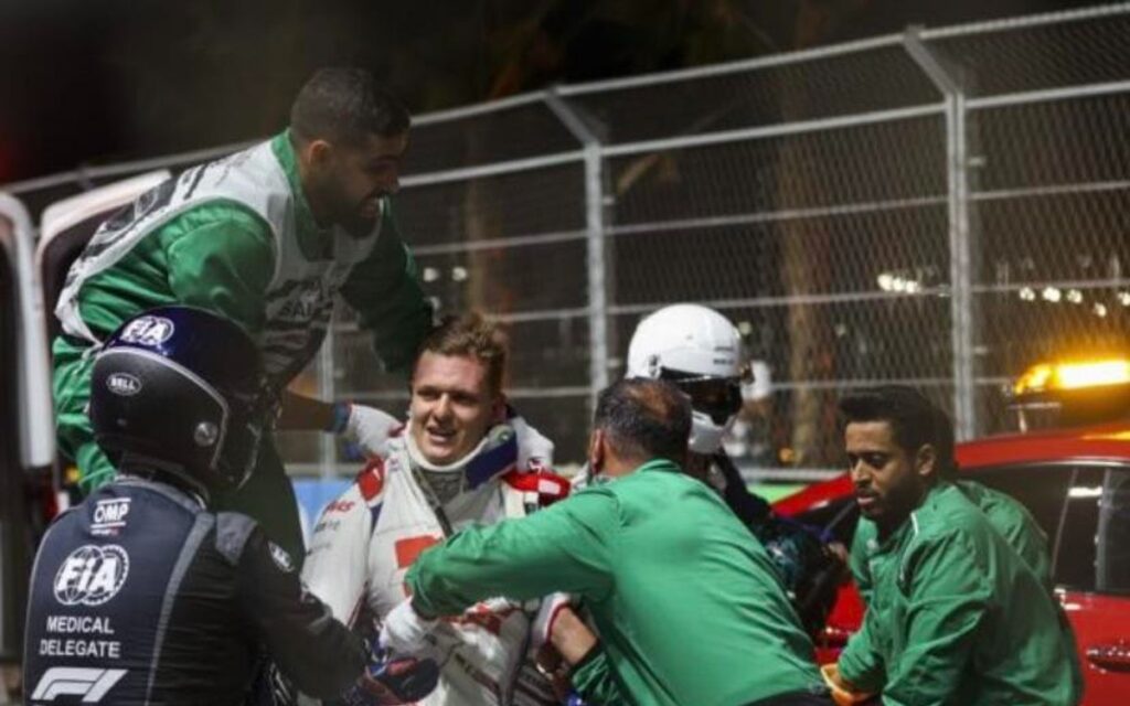 Mick Schumacher sale ileso del fuerte impacto a 260 kms/ hora | Video