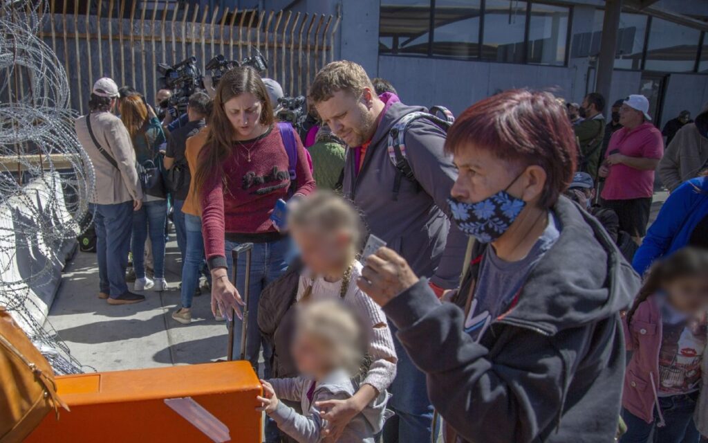 Migrantes rusos y ucranianos esperan en la frontera norte de México que EU les conceda asilo