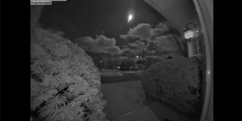Mira un enorme meteorito surcando el cielo en este video perfectamente cronometrado
