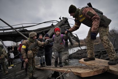 Salida de ciudadanos de Irpín, cerca de Kiev.
