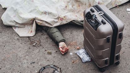 Una de las víctimas del bombardeo de Irpin, abatida cuando trataba de huir junto a su familia con su maleta.