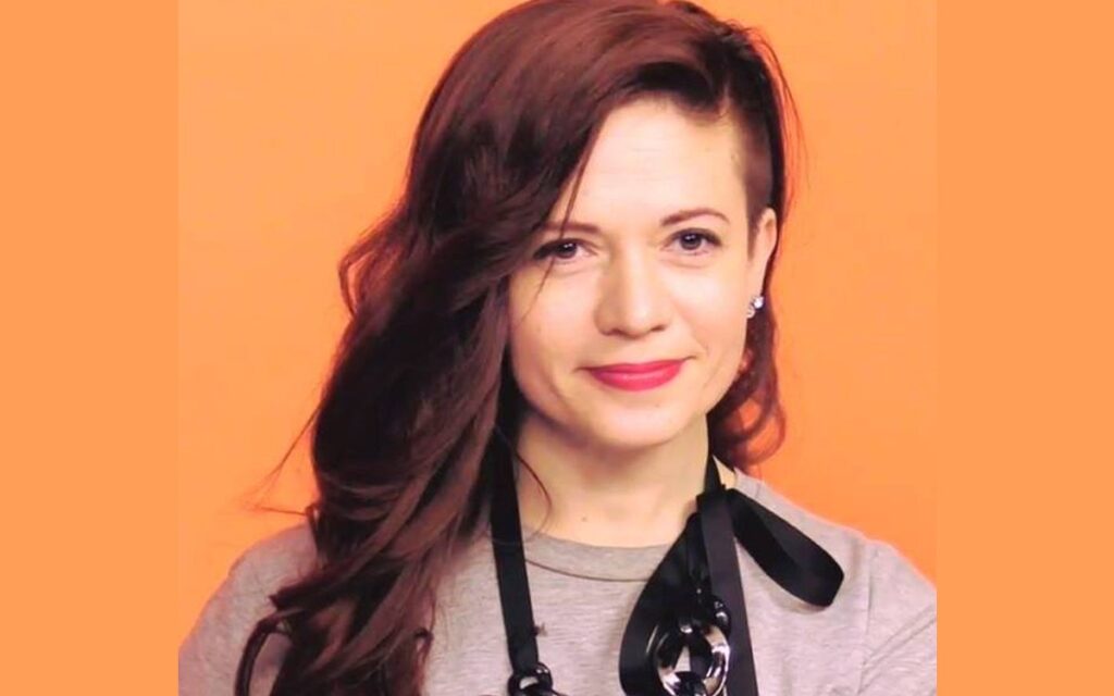 Muere periodista rusa durante bombardeo en Kiev, Ucrania