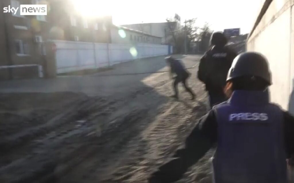 Periodistas de Sky News fueron disparados en Ucrania, pese a identificarse como prensa | Video