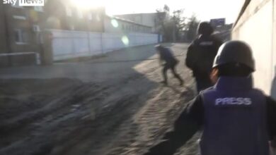 Periodistas de Sky News fueron disparados en Ucrania, pese a identificarse como prensa | Video