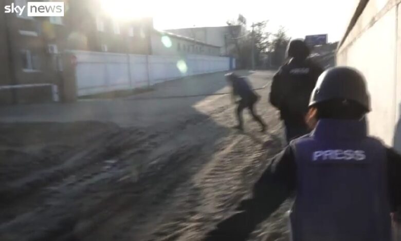 Periodistas de Sky News fueron disparados en Ucrania, pese a identificarse como prensa | Video