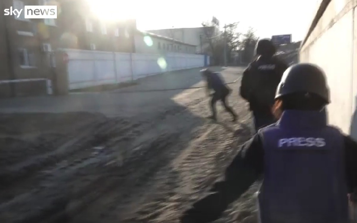 Periodistas de Sky News fueron disparados en Ucrania, pese a identificarse como prensa | Video