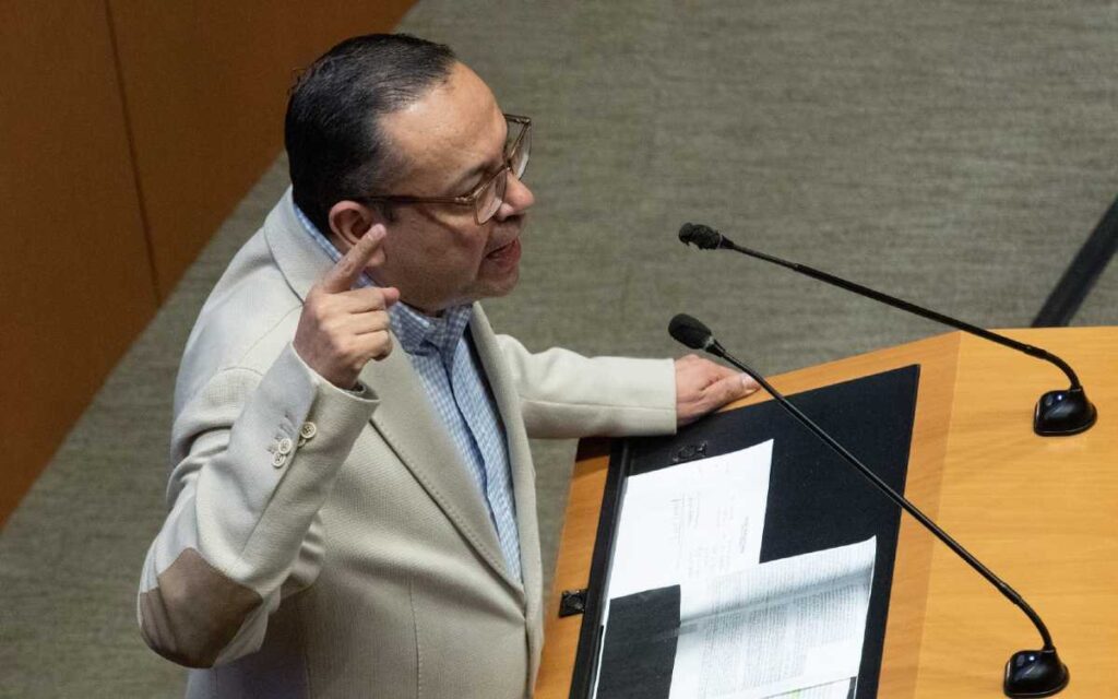 Periodistas están bajo el “asedio verbal presidencial”: senadores al Parlamento Europeo