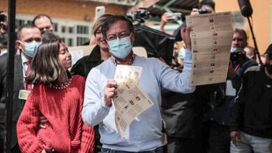 El precandidato Gustavo Petro votando este domingo en Bogotá, acompañado de su hija adolescente, de rojo. Detrás, su esposa, Verónica Alcocer.