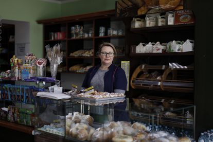 Beata Wozoszyn, en la panadería en la que trabaja en Lubaczow, este lunes.