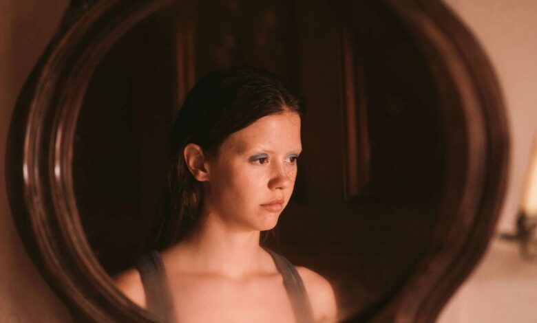 Por qué Mia Goth interpreta tanto a Maxine como a Pearl en X