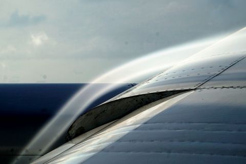 primer plano de ala de avión contra el cielo