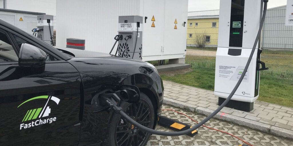 Porsche está creando estaciones de carga estilo Tesla, equipadas con un salón