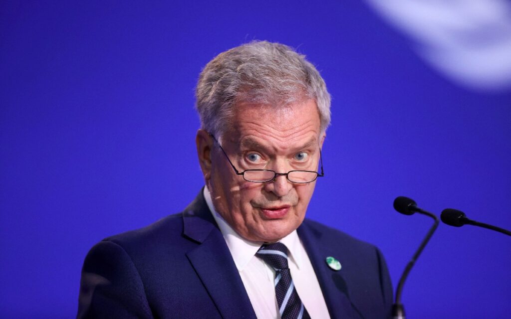 Presidente de Finlandia urge a Putin a pactar alto al fuego en Ucrania