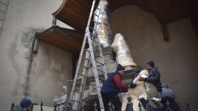 Trabajadores envuleven en Lviv las estatuas de la ciudad para tratar de protegerlas ante posibles bombardeos y ataques.