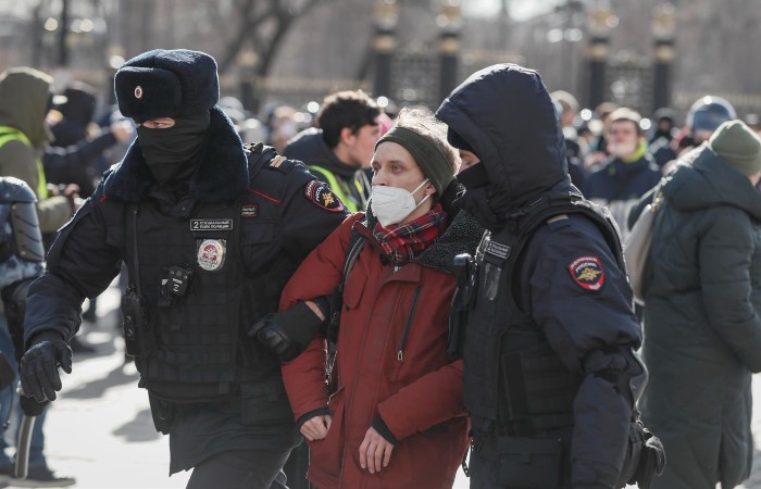 Protestas contra guerra en Ucrania 'no deben parar bajo ninguna circunstancia', urge Navalny