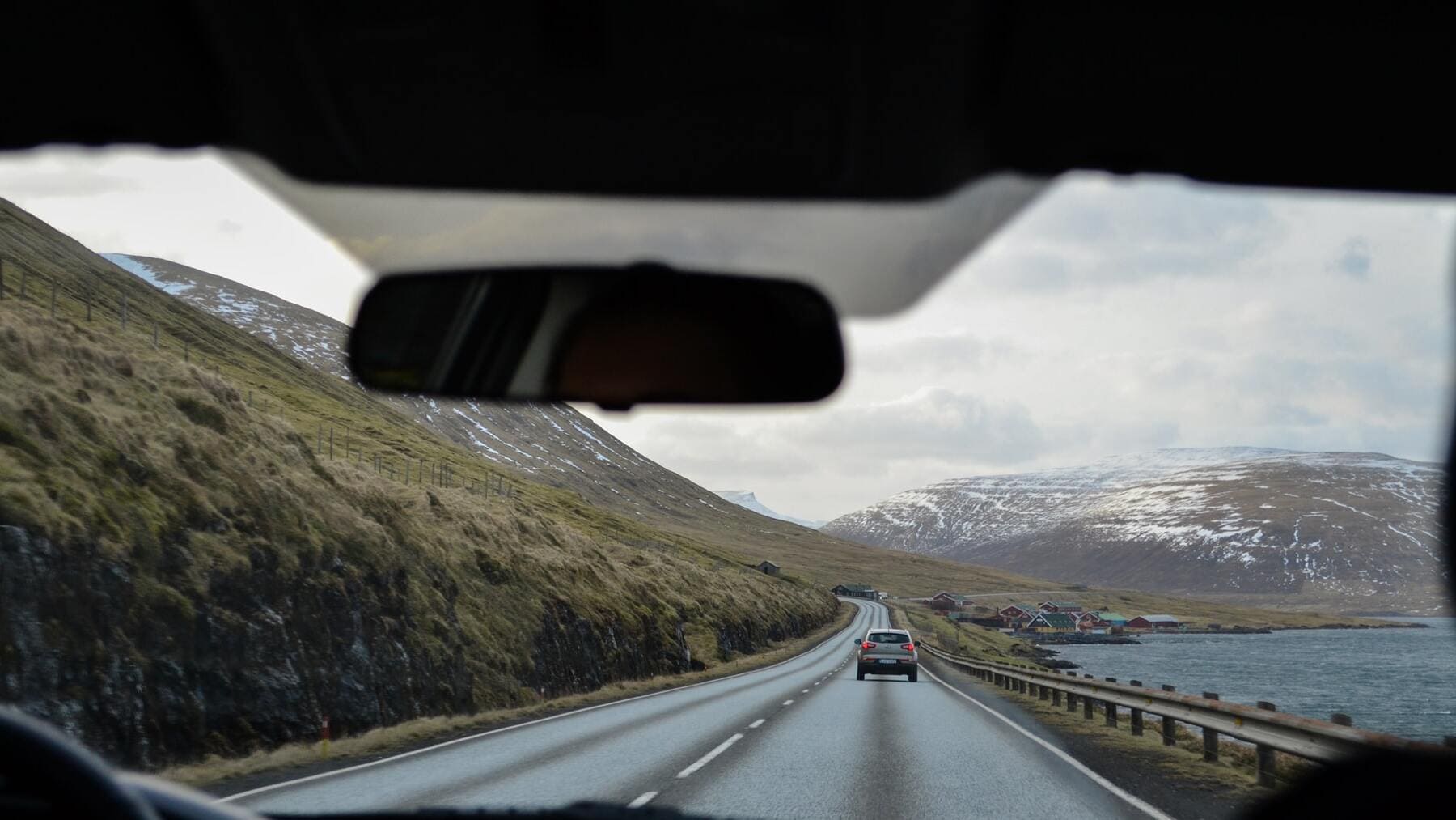 Qué son los puntos negros en el parabrisas del coche y para qué sirven