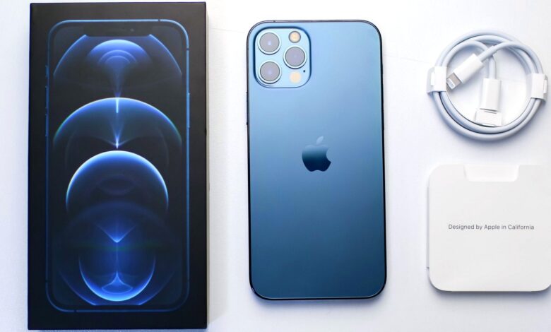 Quitar los cargadores de las cajas de iPhone puede haber ahorrado miles de millones a Apple
