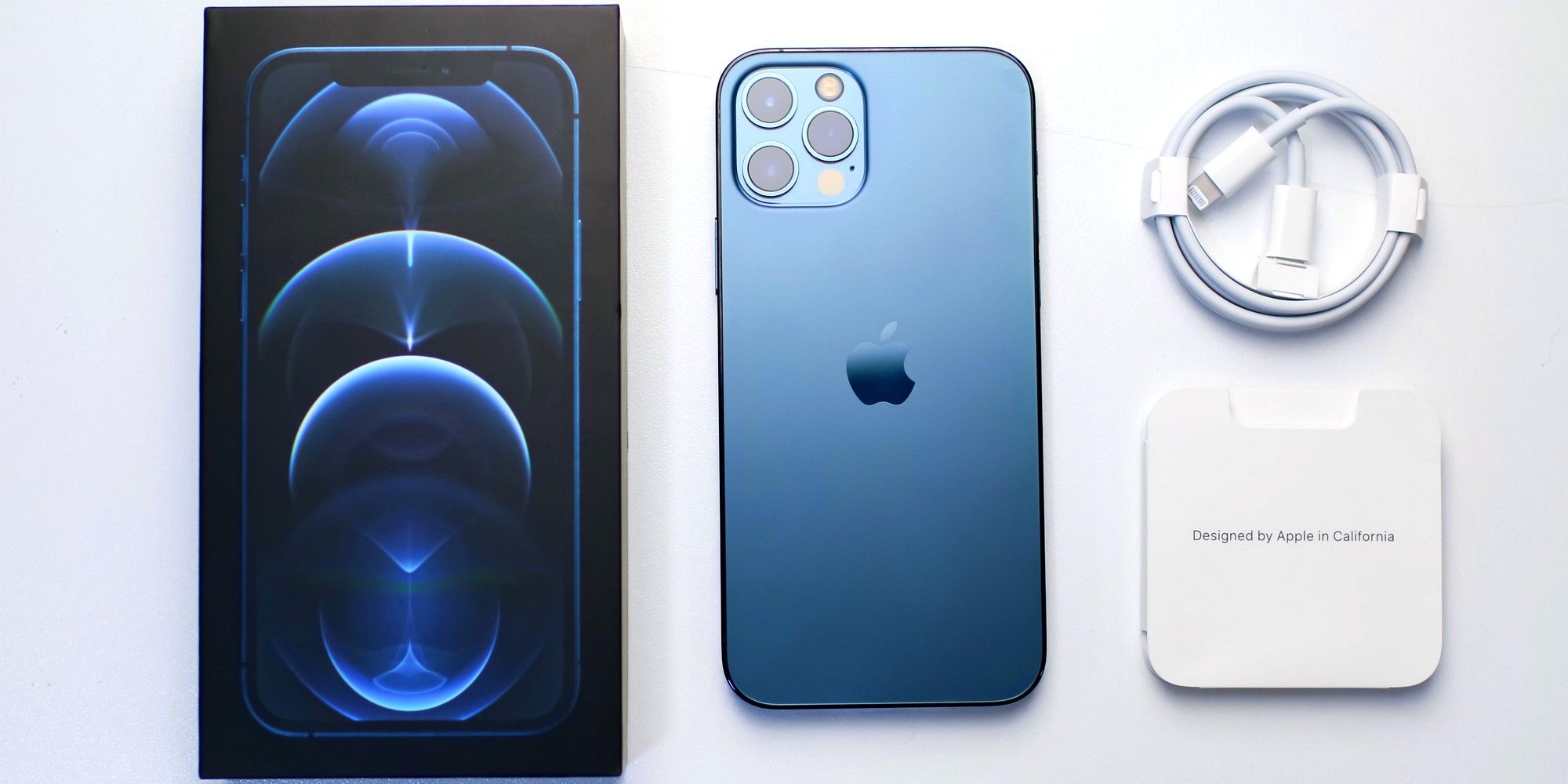 Quitar los cargadores de las cajas de iPhone puede haber ahorrado miles de millones a Apple