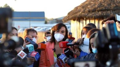 La ministra de Interior de Chile, Izkia Siches, habla con la prensa en Ercilla, región de la Araucanía, donde desconocidos dispararon al aire al paso de su comitiva.