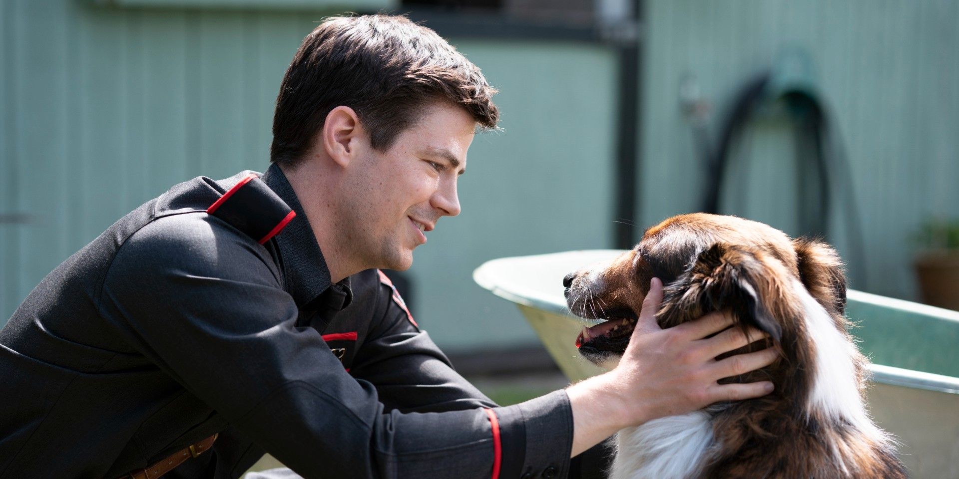 Rescatado por la revisión de Ruby: Grant Gustin lidera la película de perros serios y demasiado ñoños