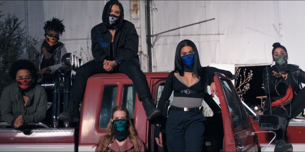 Reseña de Asking For It: Thriller de vigilantes feministas que prima el estilo sobre la sustancia