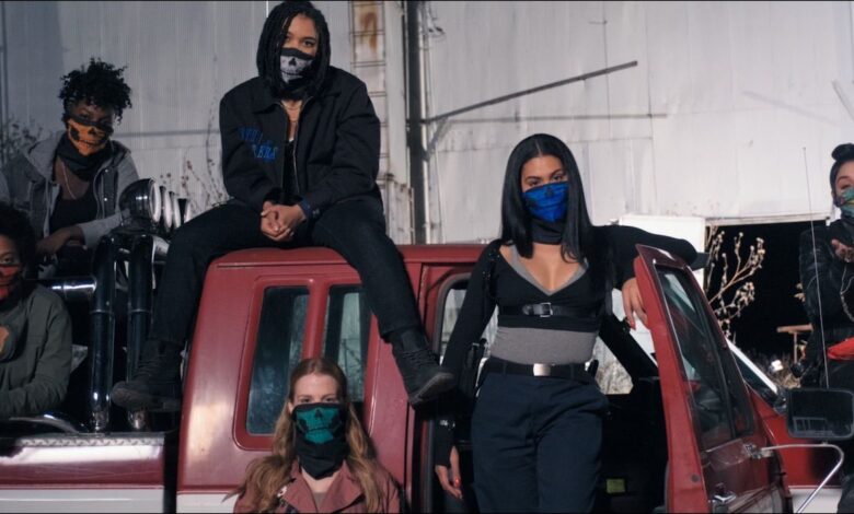 Reseña de Asking For It: Thriller de vigilantes feministas que prima el estilo sobre la sustancia