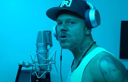 Residente, en una imagen del vídeo de la canción.