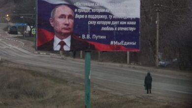 Una transeúnte, ante un cartel que retrata a Putin en Simferopol, Crimea.