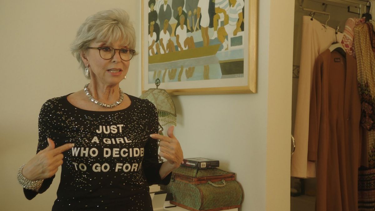 Rita Moreno llena de color su oscura biografía: una violación, un intento de suicidio y un matrimonio infeliz