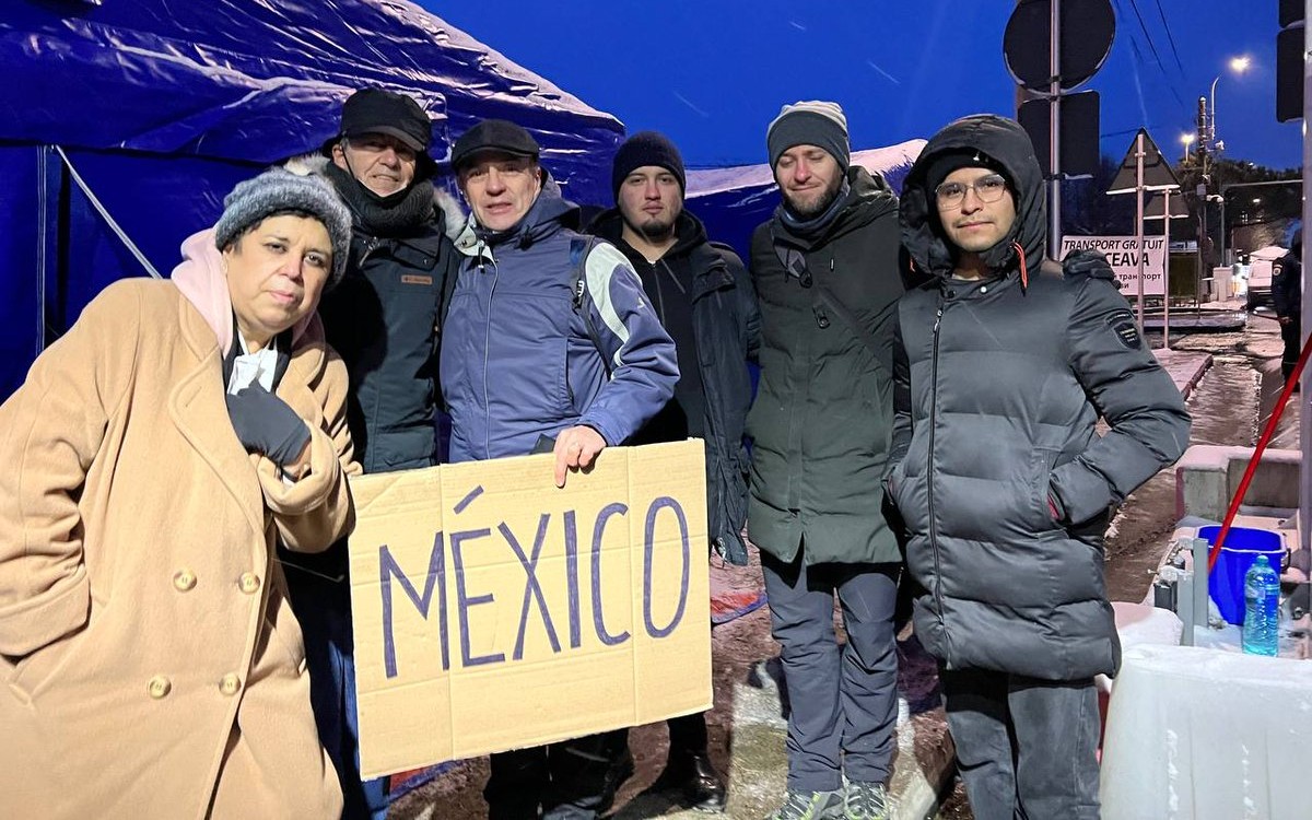 Salen de Ucrania la embajadora de México y más compatriotas