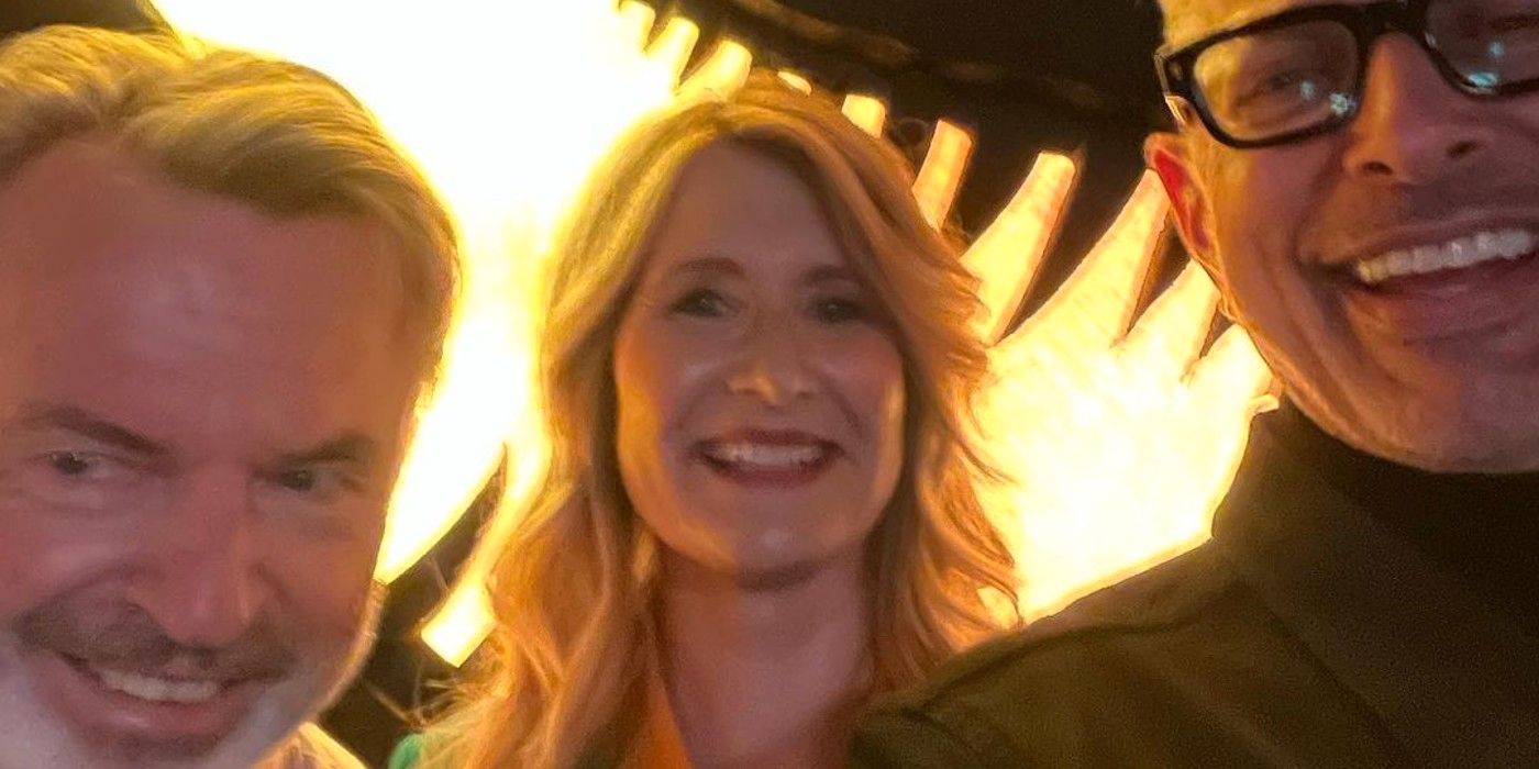 Sam Neill, Laura Dern y Jeff Goldblum se reúnen frente al enorme logotipo de Jurassic Park