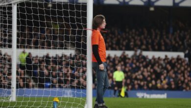 Se amarra a poste de portería como protesta durante juego de la Premier League | Fotos y video