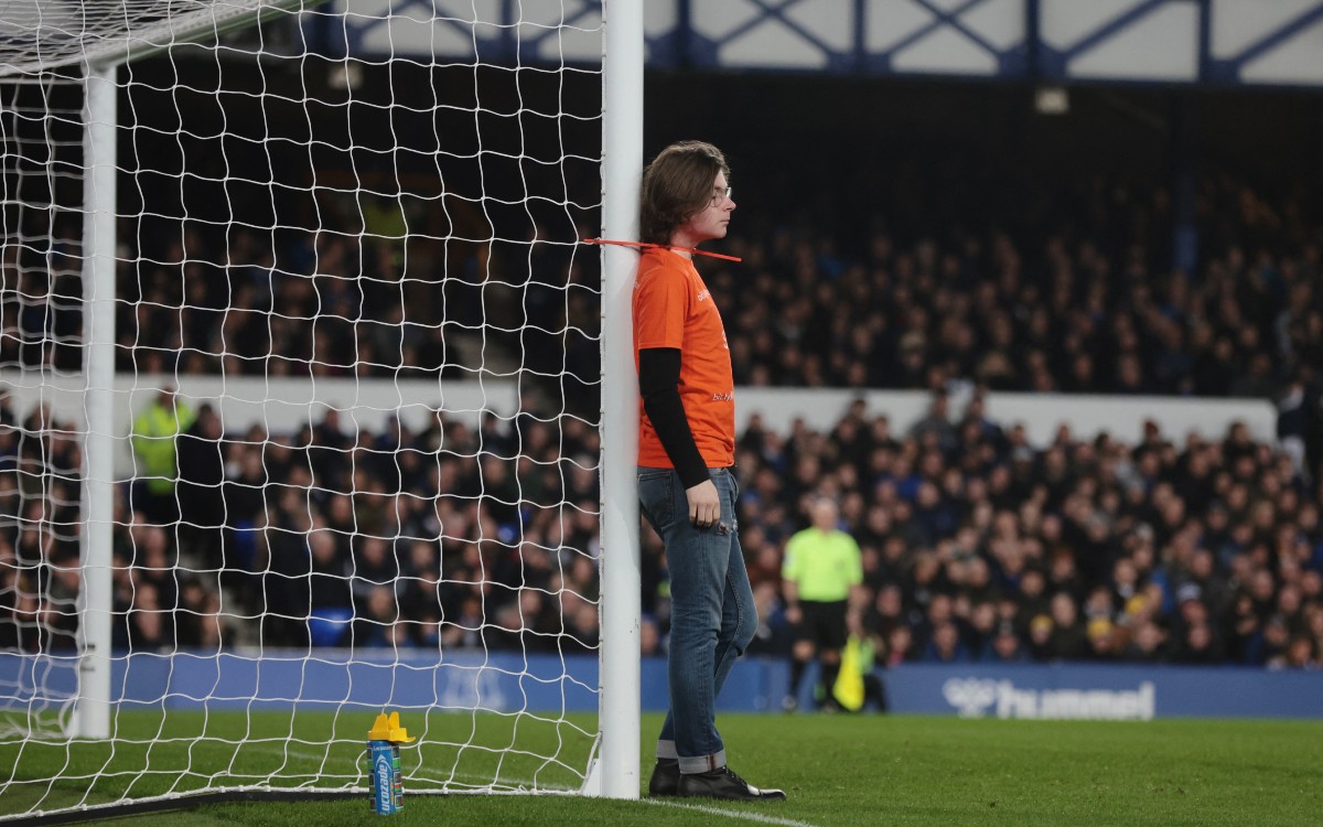 Se amarra a poste de portería como protesta durante juego de la Premier League | Fotos y video