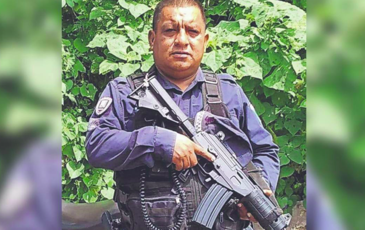 Sicario vestido de negro irrumpe en la casa de un policía y lo mata a balazos