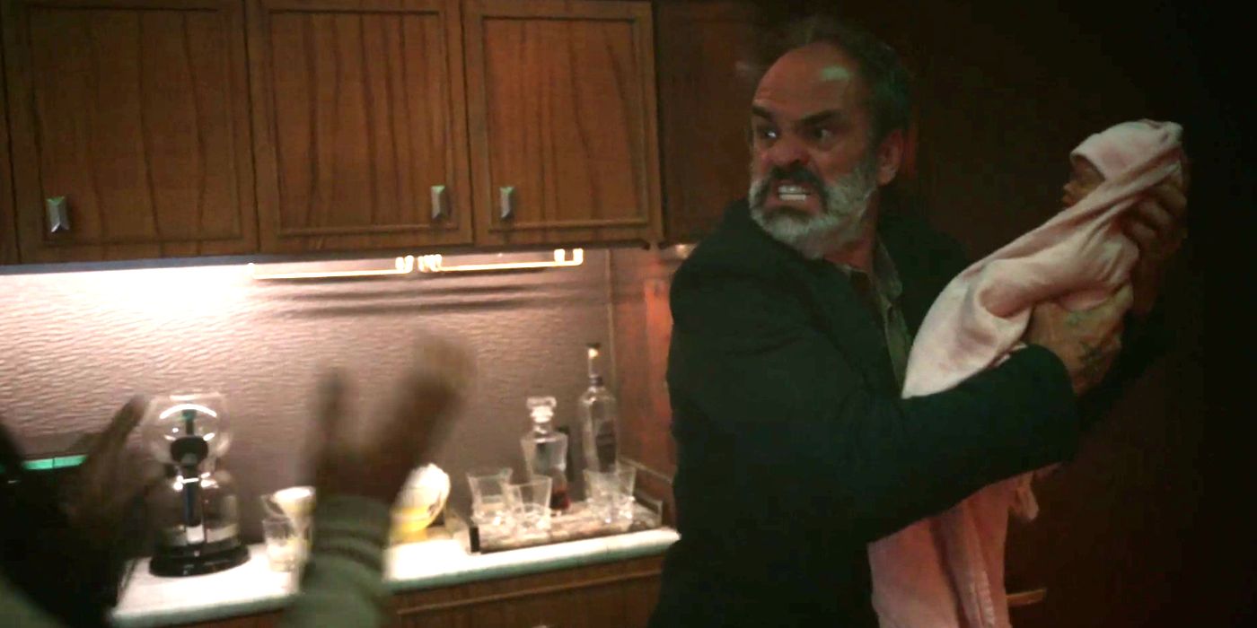 Snowpiercer: Pike amenaza al bebé de Layton [Exclusive Clip]