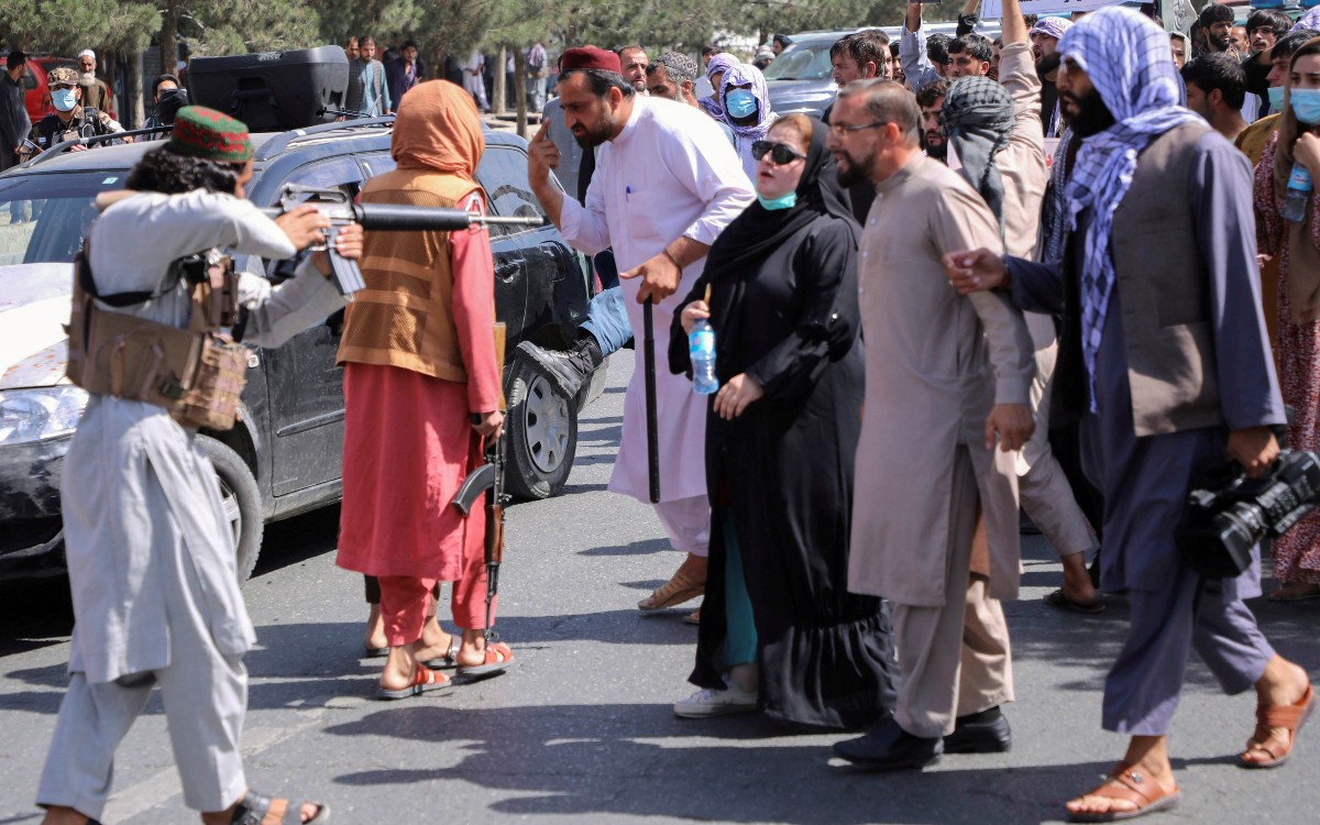 Talibán prohíbe a las mujeres viajar en avión sin un hombre