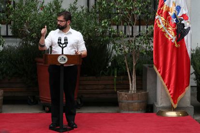 El presidente de Chile, Gabriel Boric, gesticula durante una rueda de prensa con medios extranjeros acreditados en La Moneda, el 14 de marzo pasado.